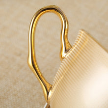 Load image into Gallery viewer, Retro-style Teacup